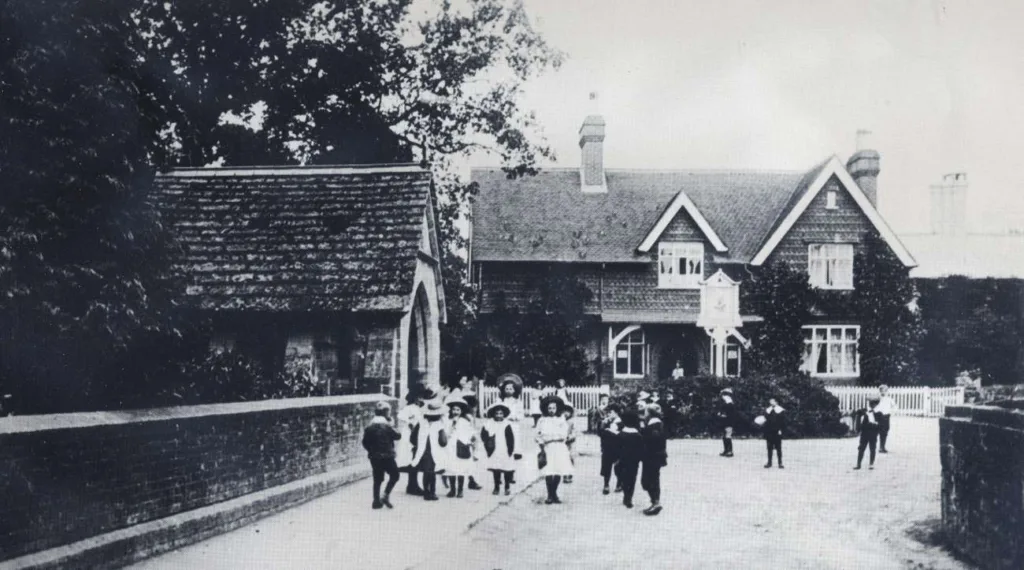 Schoolchildren outside the Institute in 1904