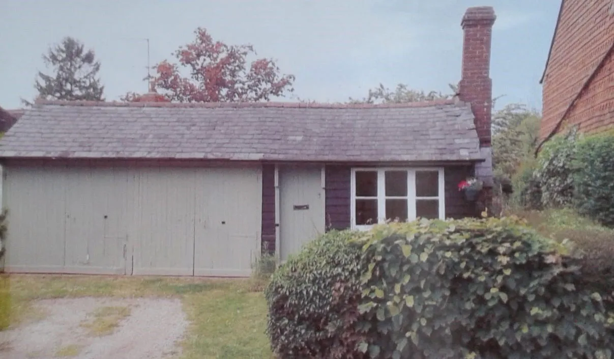 The boot repairers hut, about 2000, when it was a second hand book shop (courtesy of Trish Sunnucks)
