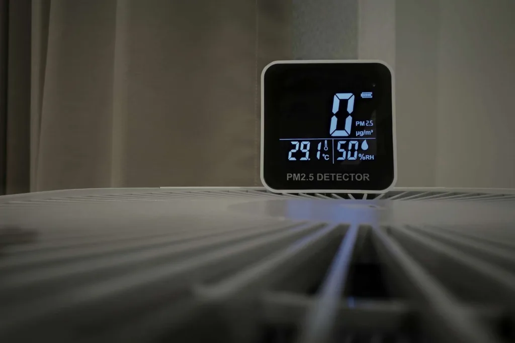 sensor detects no small harmful dust particles in the air. measuring indoor air quality and air purifier effectiveness. air purifier work well no dust found in an interior space. healthy indoor space